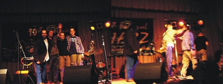460>_1045858